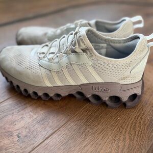 K-Swiss Women's purple and White Sneakers